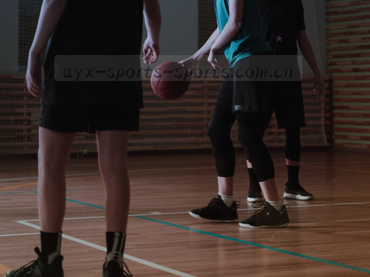 几本封面只有色块与线条的简史册子斜向堆叠