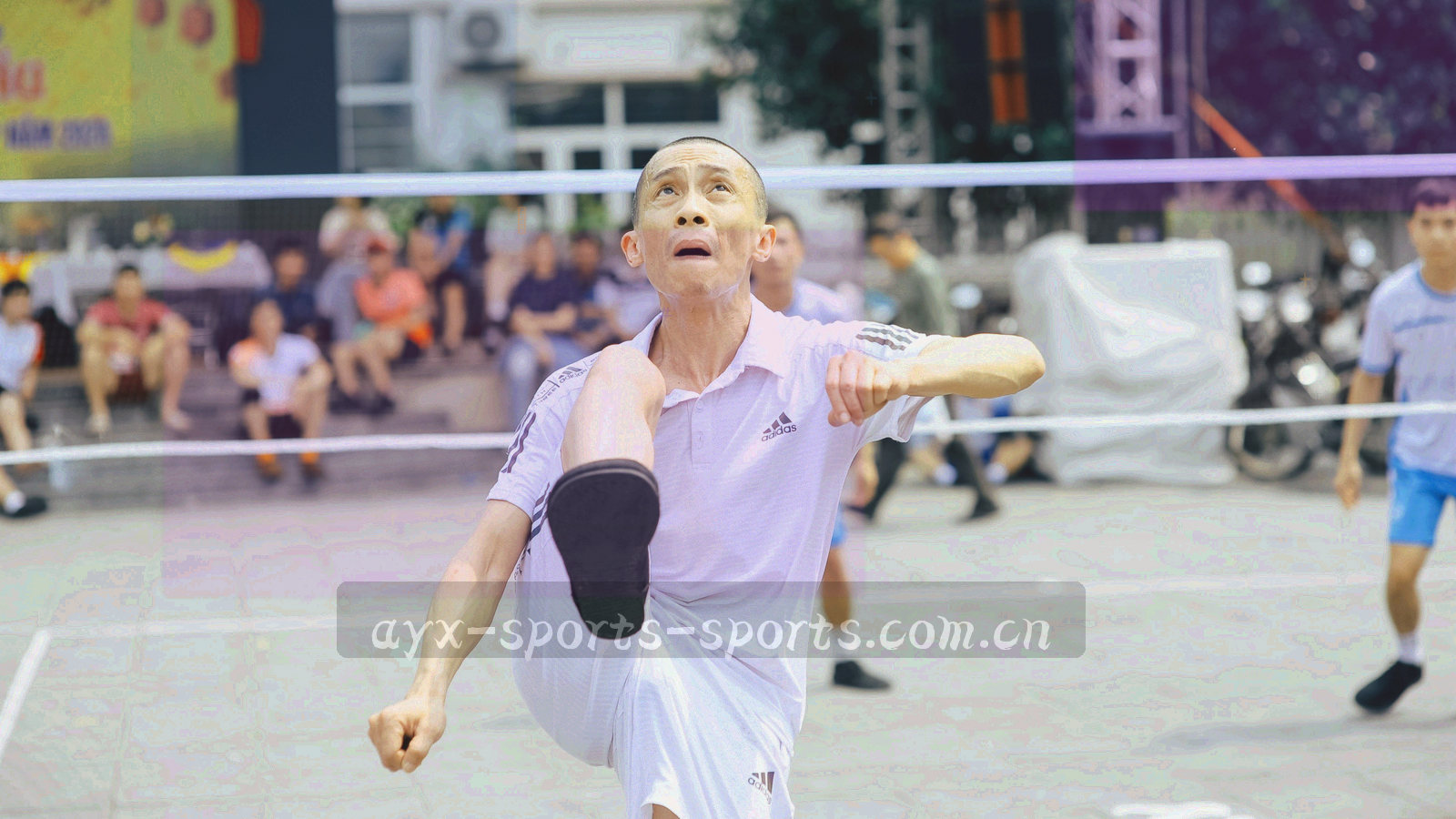深墨绿底上由细线组成的抽象数据网格与几处模糊光点，画面中没有可识别的建筑或人物